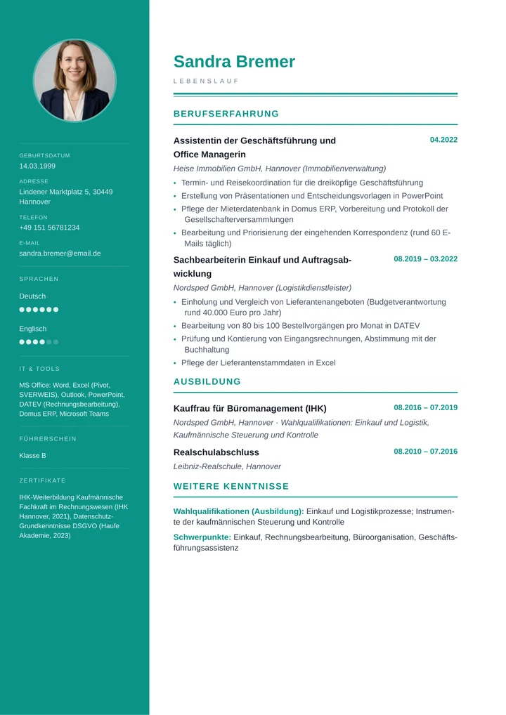 Muster-Lebenslauf einer Kauffrau für Büromanagement: modernes Layout mit Berufserfahrung in Einkauf und Geschäftsführungsassistenz, Ausbildung mit Wahlqualifikationen, Software-Kenntnissen (MS Office, DATEV) und Sprachen
