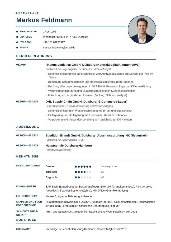 Muster-Lebenslauf eines Lageristen: tabellarisches Layout mit Berufserfahrung in Kontraktlogistik und E-Commerce-Lager, Staplerschein nach DGUV 308-001, SAP EWM, Schichtbereitschaft und IHK-Ausbildung als Fachkraft für Lagerlogistik