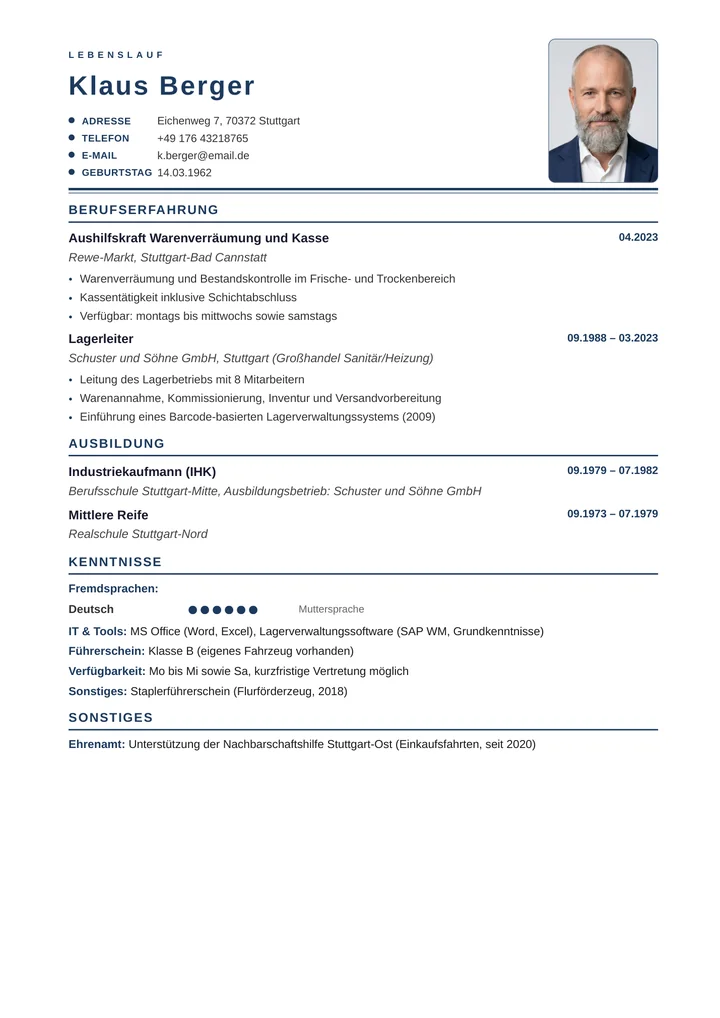 Muster-Lebenslauf für einen Minijob: einseitige Bewerbung mit Verfügbarkeitsangabe, früherer Berufserfahrung als Lagerleiter, Kassentätigkeit als aktuelle Aushilfsstelle und Staplerführerschein