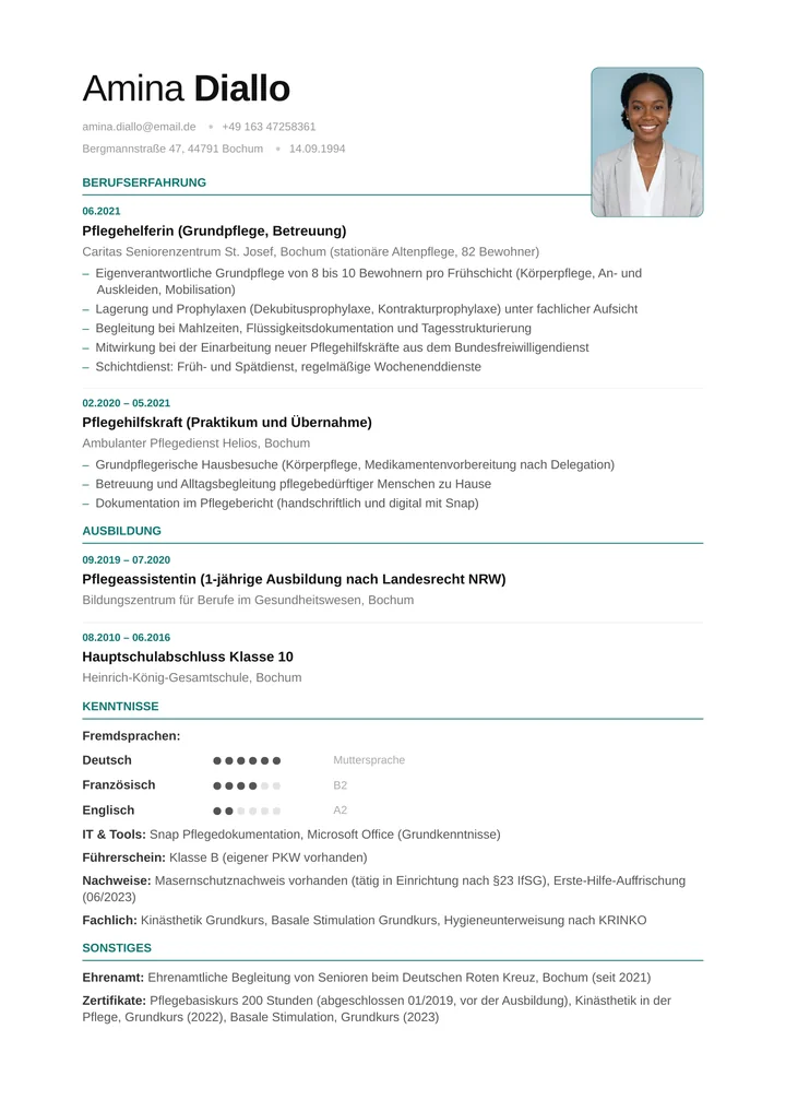 Muster-Lebenslauf einer Pflegehelferin: klares Layout mit Grundpflege-Erfahrung in stationärer Altenpflege und ambulantem Dienst, Pflegeassistenz-Ausbildung, Kinästhetik-Kursen und Schichtdienst-Angabe