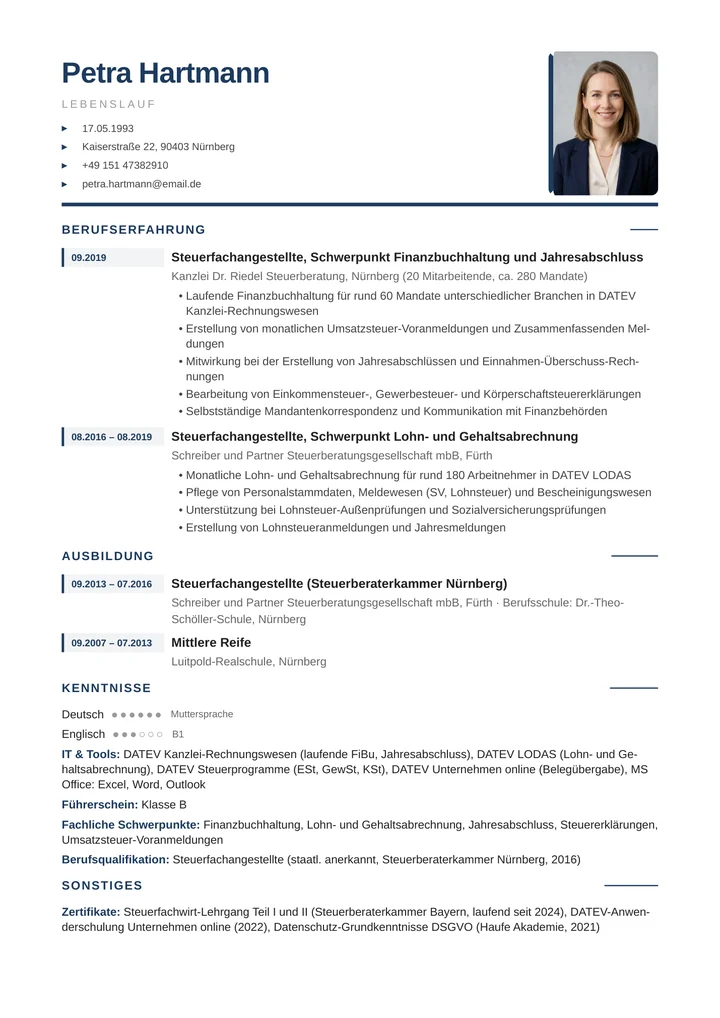 Muster-Lebenslauf einer Steuerfachangestellten: tabellarischer Aufbau mit Berufserfahrung in Finanzbuchhaltung und Lohn, DATEV-Modulen konkret benannt, Ausbildung mit Kammernachweis und laufendem Steuerfachwirt-Lehrgang